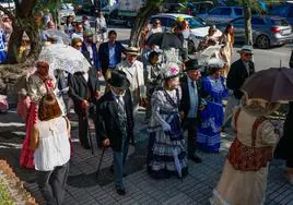 Varios participantes en el pasacalles de las asociaciones de trajes de época de camino a los Jardines de Piquío.