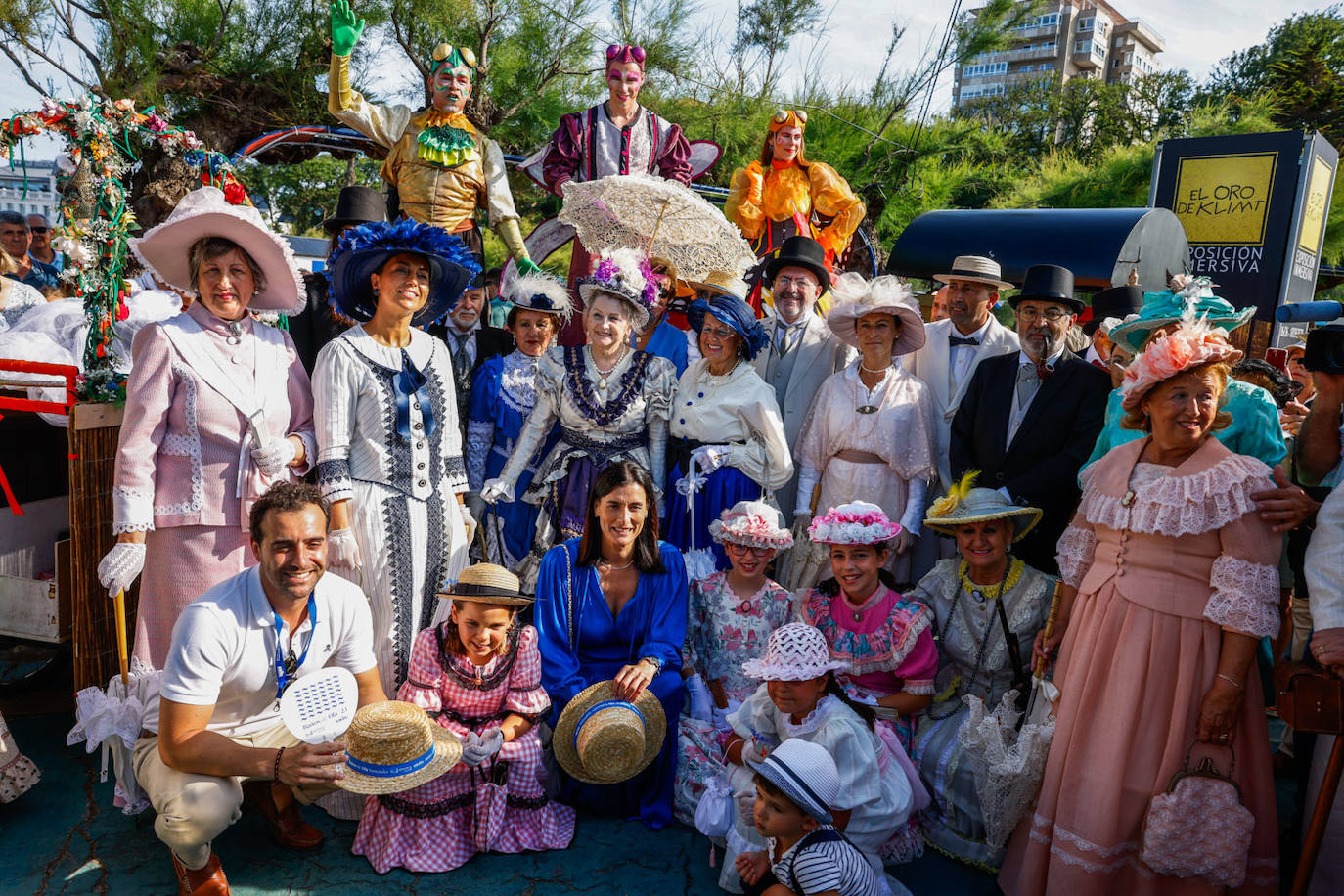 La alcaldesa de Santander, Gema Igual, posa junto a los participantes del pasacalle y el concejal de Dinamización Social, Fran Arias. 