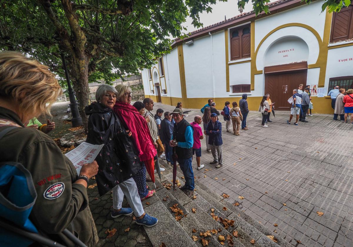 Antes de disfrutar de los toros toca hacer fila