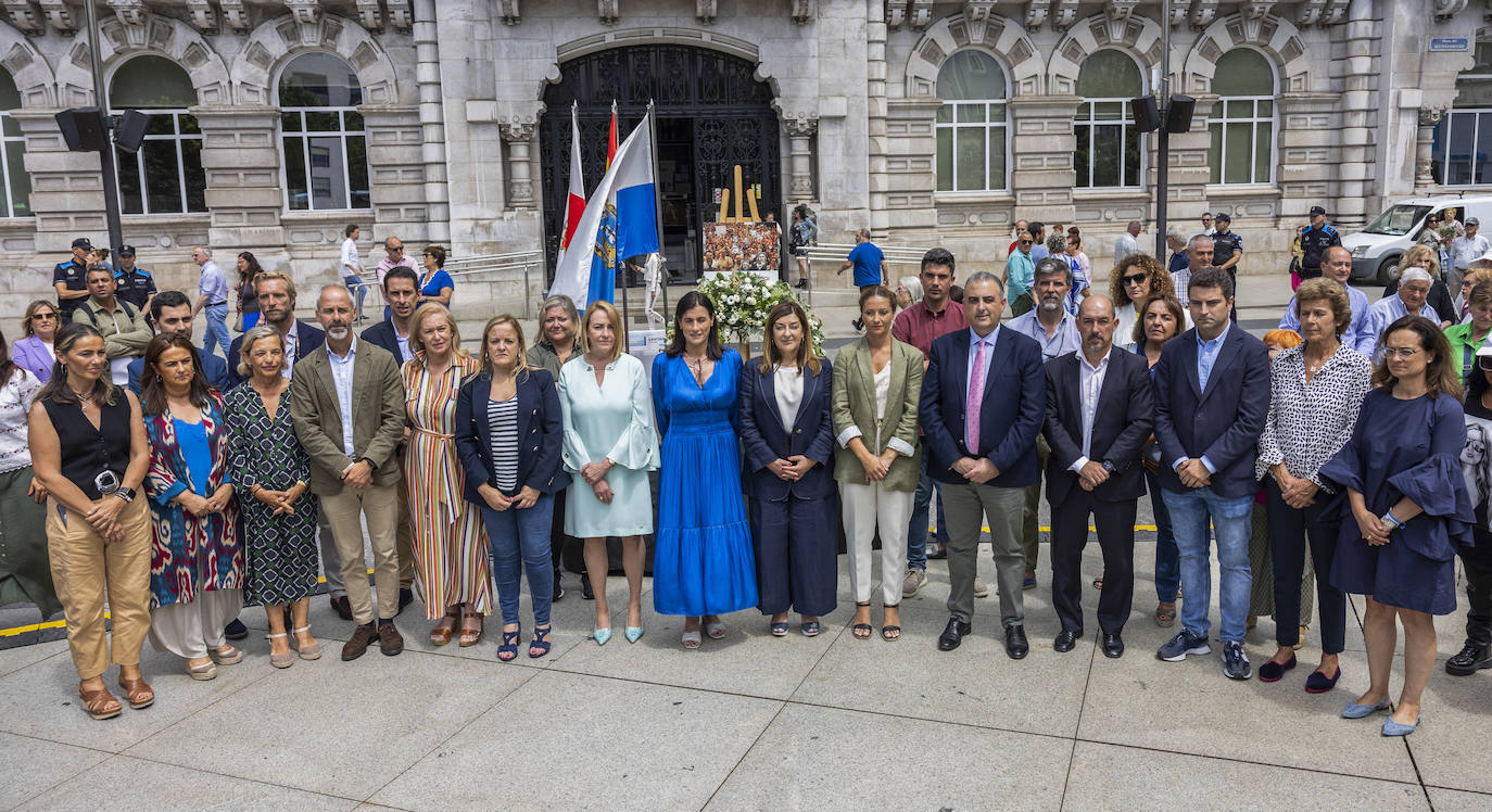 Diferentes representantes parlamentarios y municipales de la región, en el acto. 