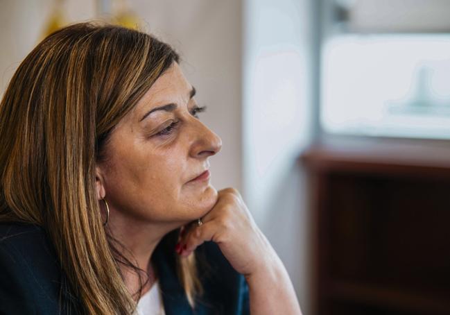 María José Sáenz de Buruaga atiende a las preguntas de los periodistas de El Diario, a quienes recibió en su despacho de Peña Herbosa.