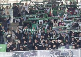 Aficionados del Racing animan al equipo durante el partido de Liga ante el Oviedo, declarado de alto riesgo por Antiviolencia y que se disputó en el Carlos Tartiere.