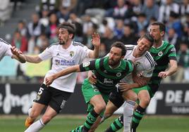 Germán y Pol Moreno, del Racing, pugnan con dos rivales del Burgos.