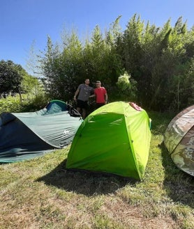 Imagen secundaria 2 - Los madrugadores del Sónica comienzan a llegar a la zona de acampada