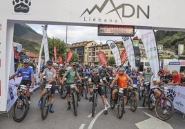 Participantes en la prueba de BTT, en la línea de salida de Potes