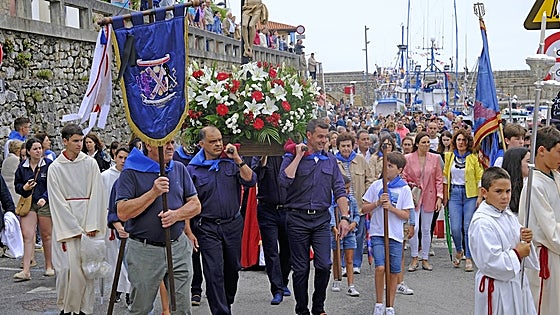 Comillas venera a su Cristo del Amparo