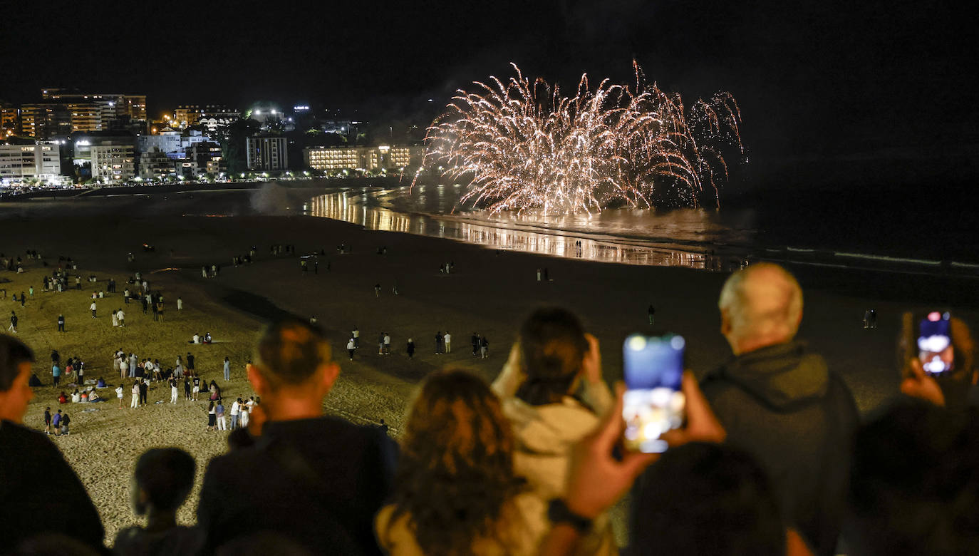 El público observó el espectáculo desde el Chiqui, los Jardines de Piquío y la segunda playa de El Sardinero.