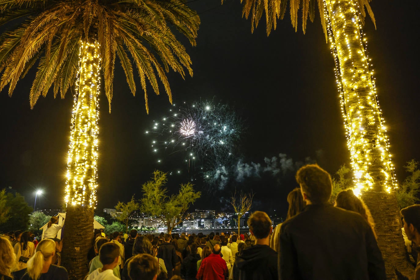 A pesar de que la lluvia amenazó hasta el final, los fuegos artificiales por los Baños de Ola comenzaron con puntualidad suiza a las 23.00 horas.