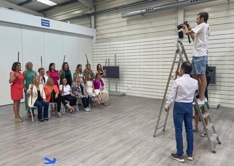 Imagen secundaria 1 - En la imagen de la izquierda, un momento de la sesión de fotos y vídeo con el grupo de 14 alcaldesas. A la derecha, Rosa Fernández (Cabuérniga), que posó con su bastón de mando un día después de la cita colectiva. «Sentí mucho no poder estar con todas», aseguró. En la fecha elegida para la foto de las 15, Fernández se encontraba fuera de Cantabria.