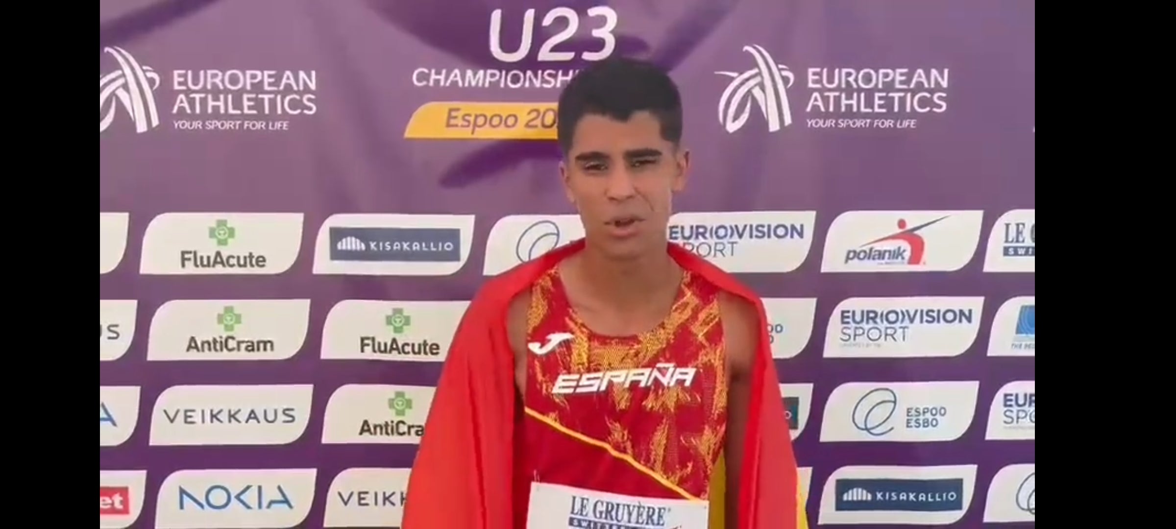 Mohamed Attaoui, tras ganar la plata en los 1.500 en Espoo.