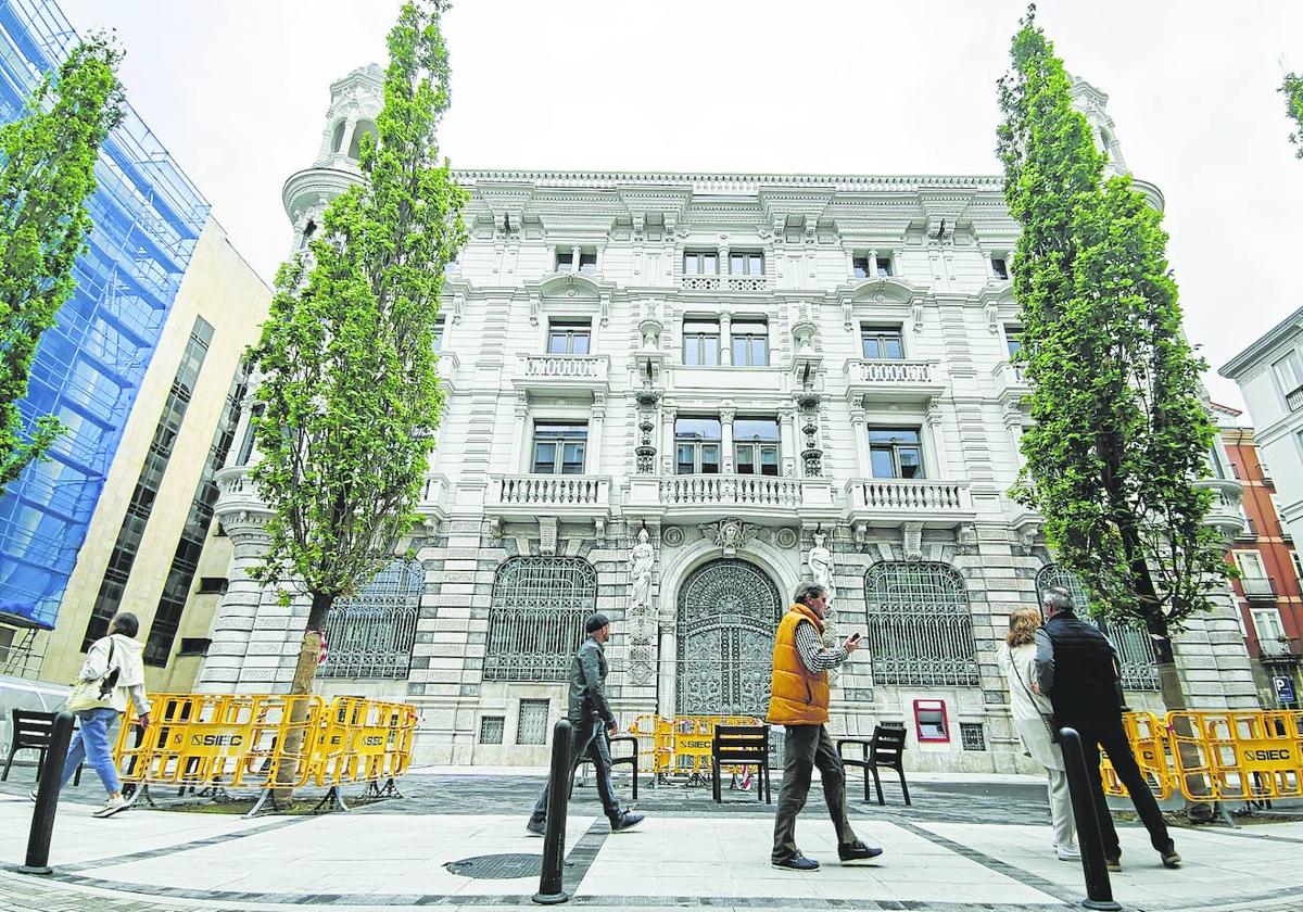 El antiguo inmueble que albergó el Mercantil y Banesto, ya reformado, y el entorno de la calle santanderina Hernán Cortés.