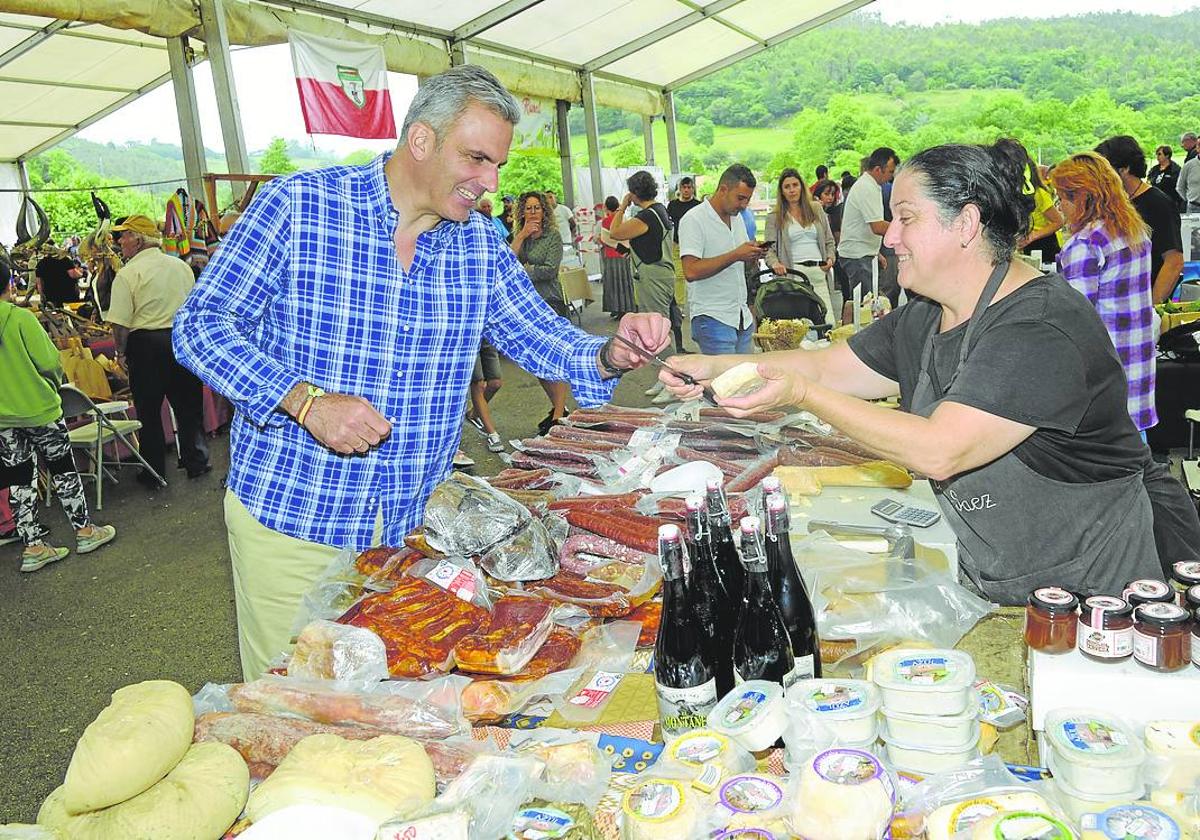 Javier Ortega Smith, en el mercado de productos de la tierra que se celebra en Treceño.