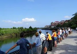 Participantes formando una cadena humana en el paseo de la Ría de Limpias