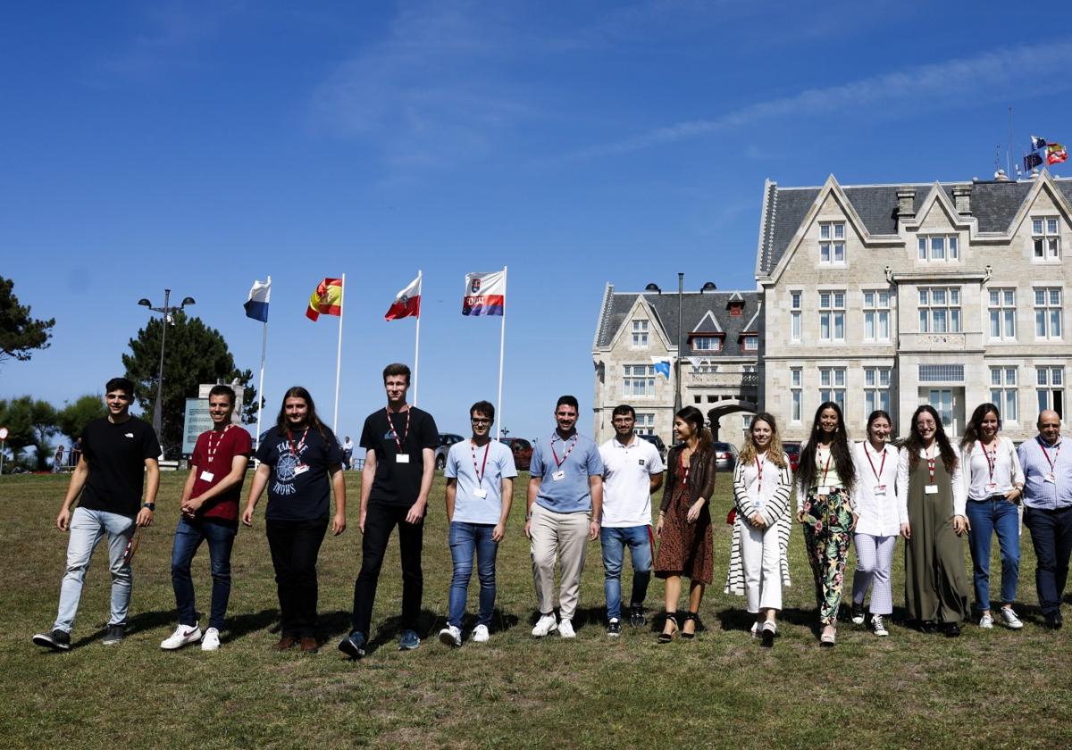 Alumnos y profesores del encuentro 'Juventud y talento' organizado por la UIMP y el Ministerio para la Transición Ecológica y el Reto Demográfico.