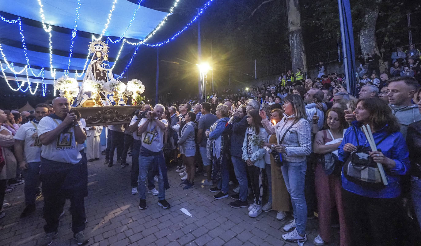 El momento álgido de la celebración son las 5.00 horas, coincidiendo con la primera procesión de la imagen, el momento en que la virgen sale de la ermita y se inician las misas (una cada hora).