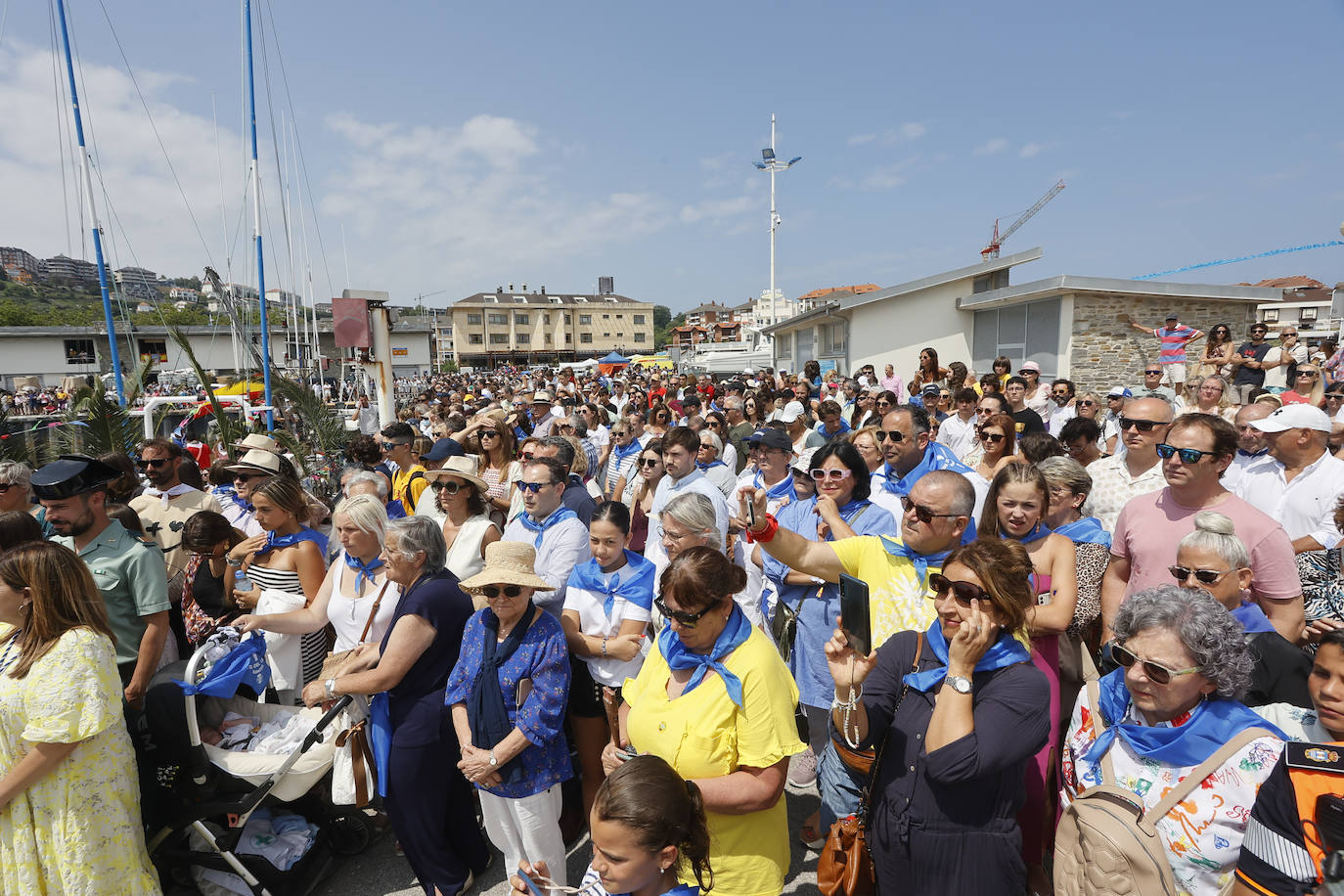 Cientos de devotos de El Carmen, en Suances.