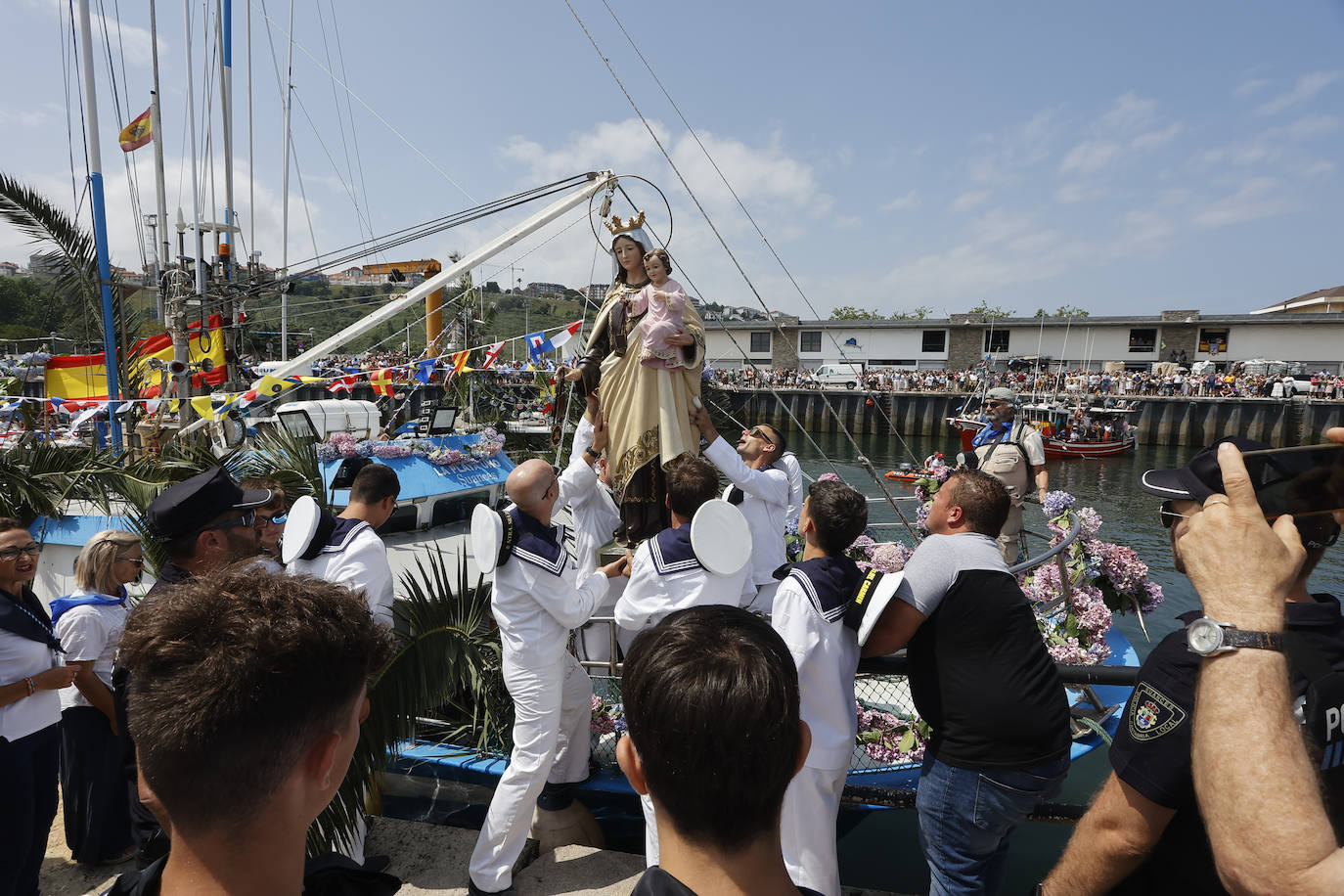 Momento en el que los marineros portan la imagen de la Virgen de El Carmen en Suances.