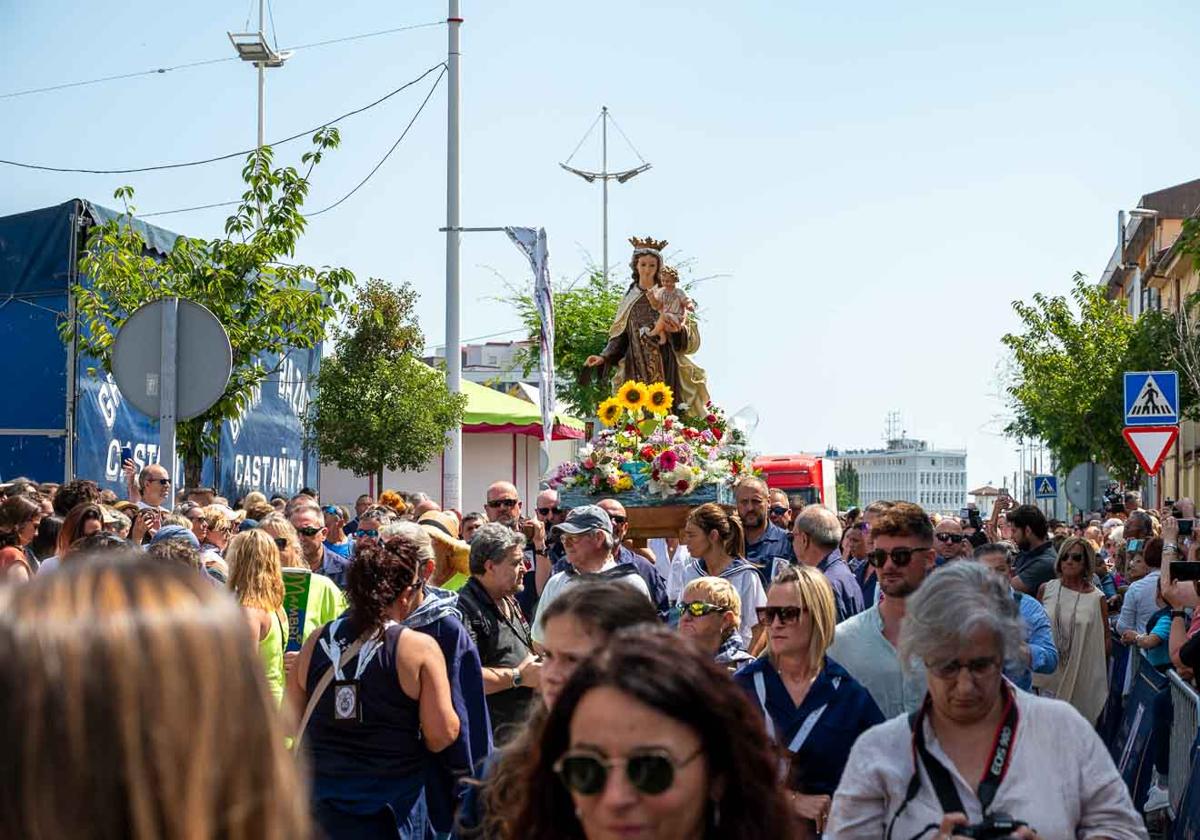 Multitudinaria procesión en el Barrio Pesquero