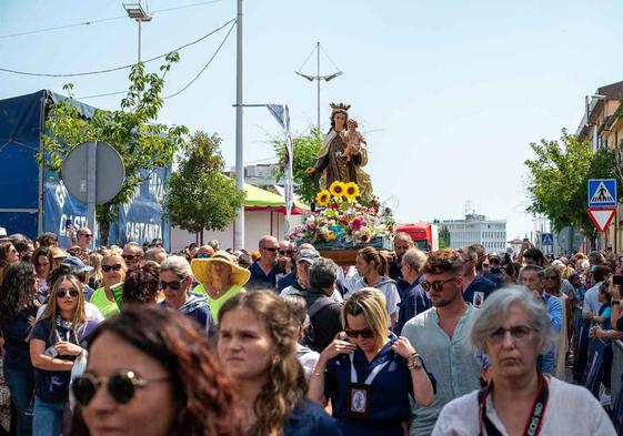 La multitudinaria procesión de la Virgen del Carmen, esta mañana, en el Barrio Pesquero.