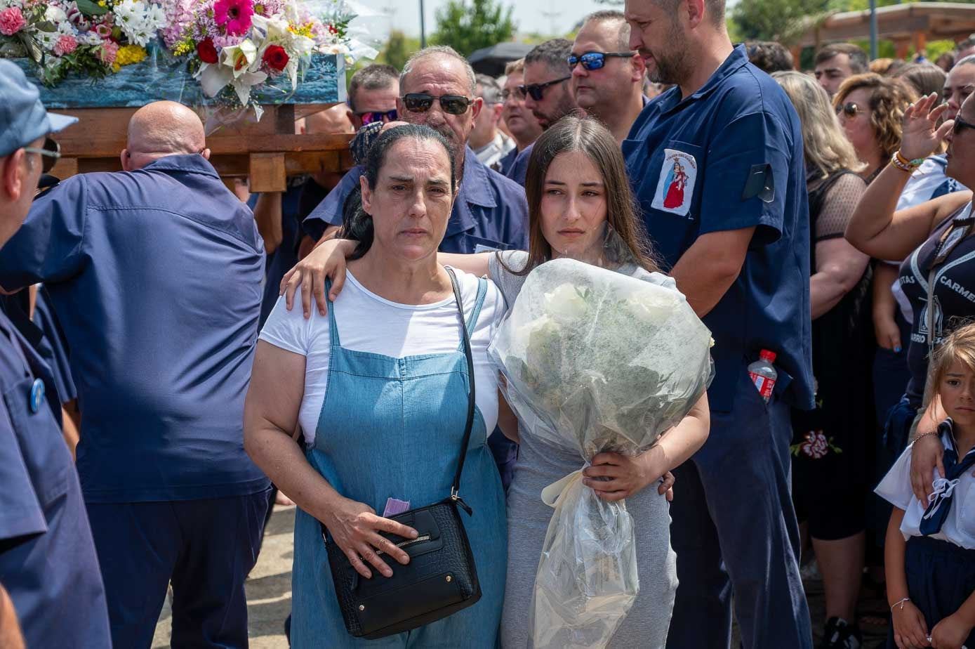 La mujer y la hija de Francisco Sampedro Faleato, 'Fali', uno de los tripulantes fallecidos en el naufragio del Vilaboa Uno el pasado abril. 