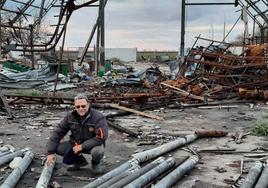 Ramón Gómez ante los restos de su hangar en el sur de Ucrania, rodeado de numerosos cohetes rusos.