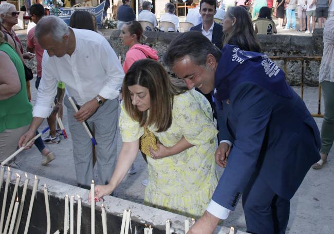 Ya por la mañana, se ha acercado a la ermita de Revilla la presidenta de Cantabria María José Sáenz de Buruaga, acompañada del alcalde de Camargo Diego Movellán.