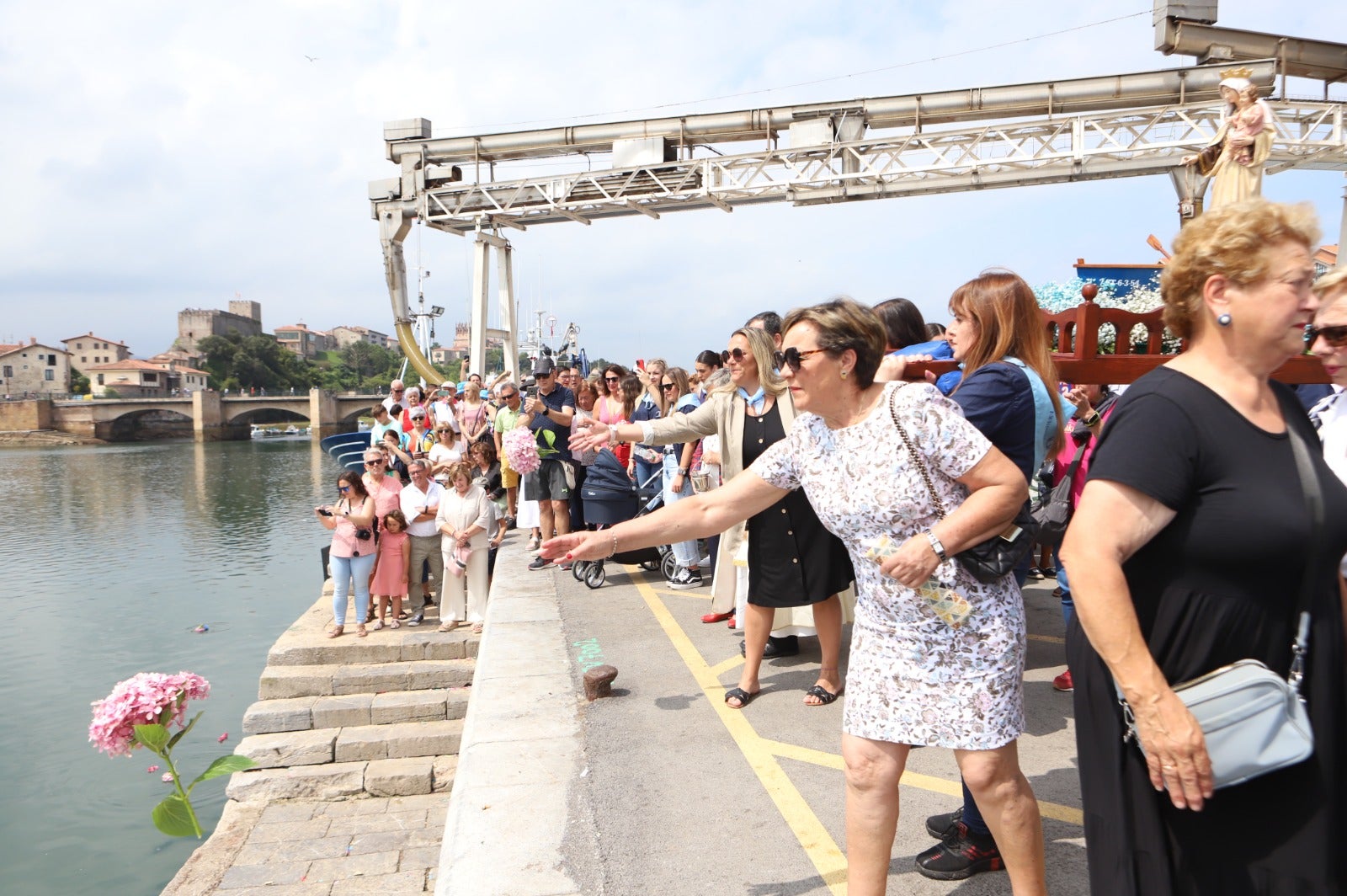 La villa cántabra festeja este domingo a la patrona de los marineros, la Virgen del Carmen, en un año muy especial ya que se celebra los 50 años de la Comisión organizadora y, la celebración, estrena este año su declaración como Fiesta de Interés Turístico Regional. En su día grande se ha celebrado la procesión con la ofrenda de flores en recuerdo a los marineros muertos y la solemne misa cantada por los mariachis Estamoa de México.