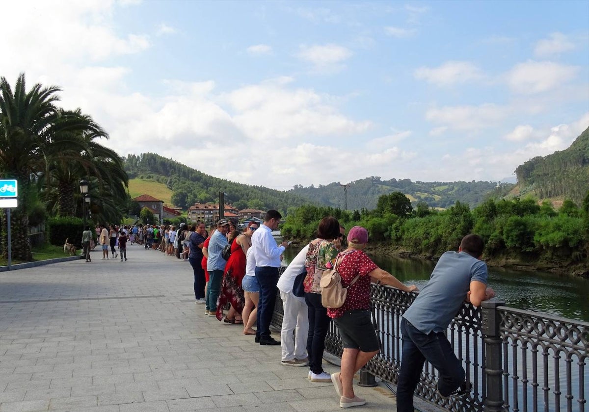 Participantes formando una cadena humana en el paseo de la Ría de Limpias