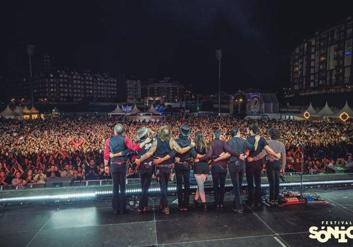 Leiva y su banda se despiden del festival de verano de Castro Urdiales.