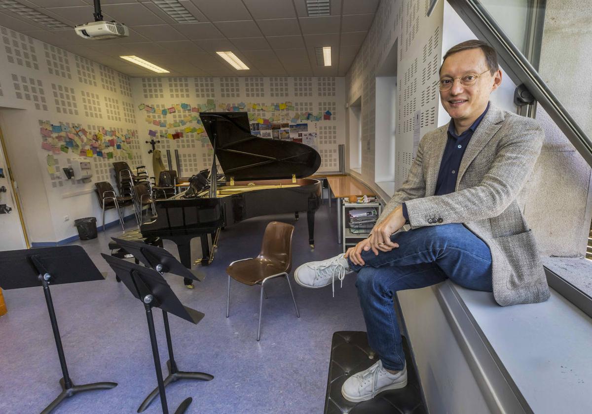 Stanislav Ioudenitch, ayer, en el Conservatorio Jesús de Monasterio donde imparte clases a los alumnos del Encuentro.