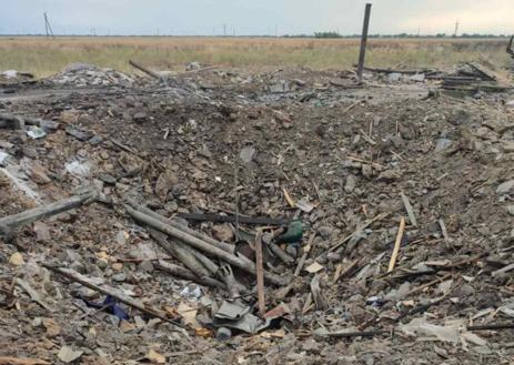 Imagen secundaria 1 - 1. Minas antitanque rusas en uno de los terrenos del agricultor cántabro. | 2. Socavón provocado por el impacto de un cohete en las instalaciones de Ramón Gómez. | 3. Retirada un cohete caído en uno de los campos del empresario cántabro.