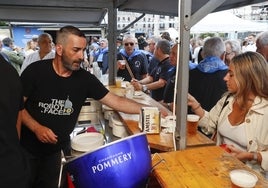 Organizadores de la programación sostienen el pañuelo de las fiestas en la plaza del Ayuntamiento.