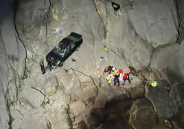 Vista desde el helicóptero de varios especialistas de emergencias atendiendo al hombre antes de izarle a la aeronave.