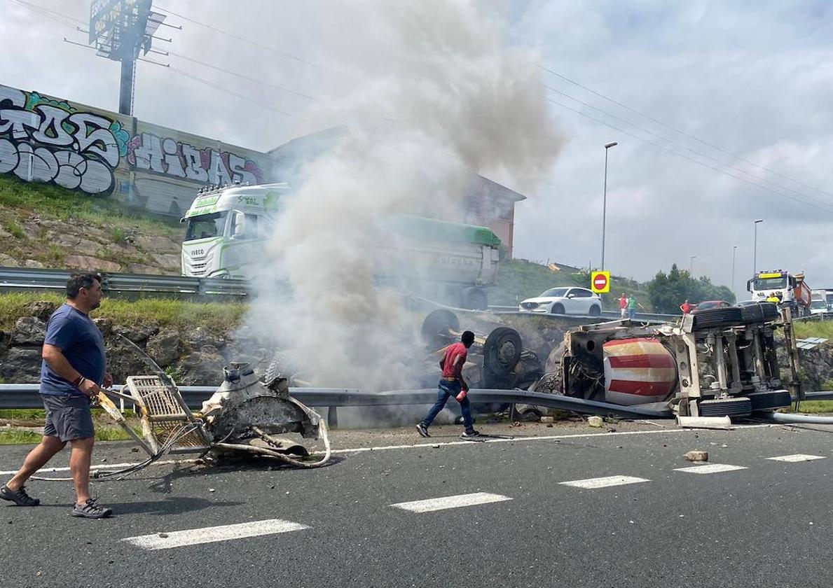 Fallece el conductor de un camión hormigonera tras volcar e incendiarse la cabina en la A-67 en Cacicedo