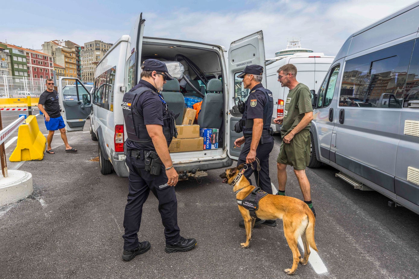 Los agentes realizan controles aleatorios de las mercancías. 