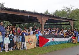 Los menores saharauis, junto al equipo de Cantabria por el Sáhara, en la localidad de Boo de Piélagos.