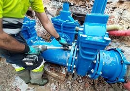 Un operario instala una válvula de compuerta en Julián Ceballos.