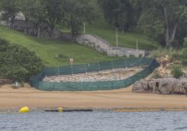 El Ayuntamiento de Santander retira los restos y cierra el entorno de la rampa caída en Los Peligros