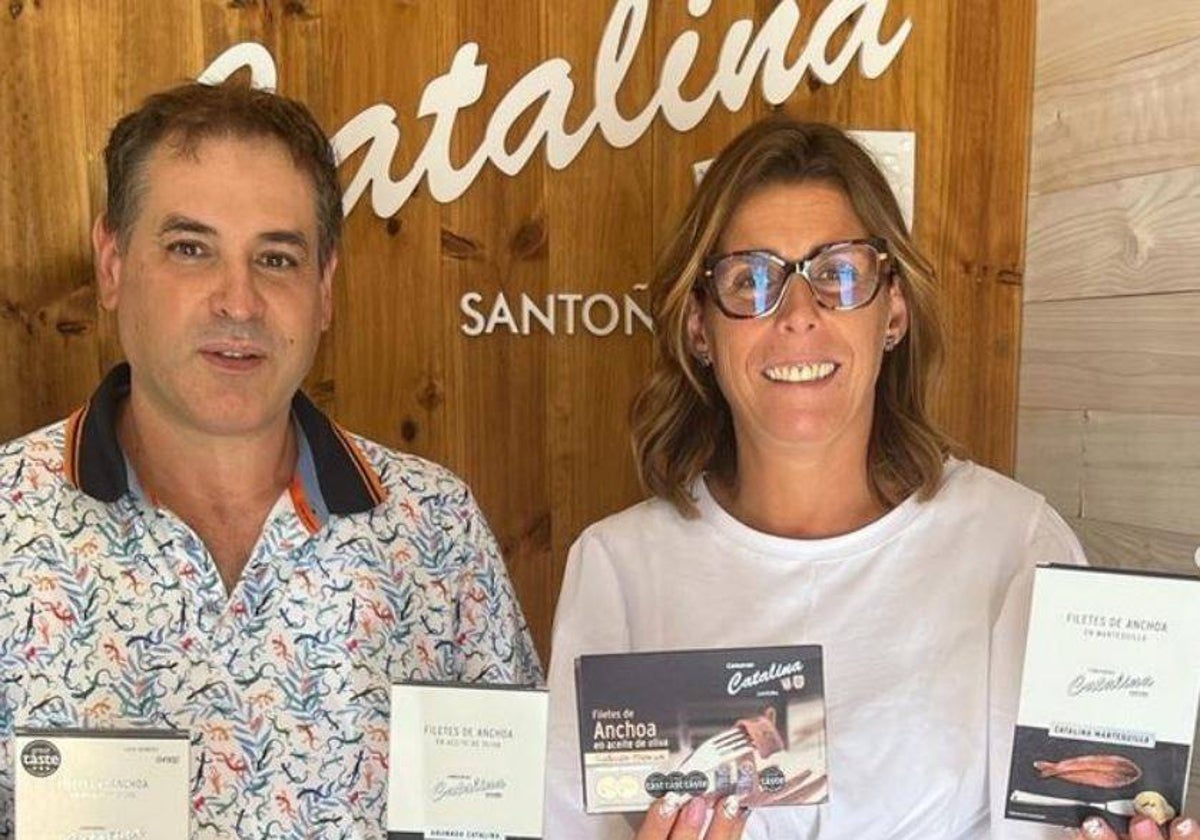 Adolfo Belaustegui y Silva Ruiz con una muestra de las anchoas premiadas.