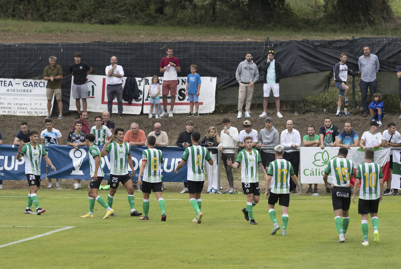 Los jugadores del Racing se felicitan tras el único tanto del encuentro en El Berrón.