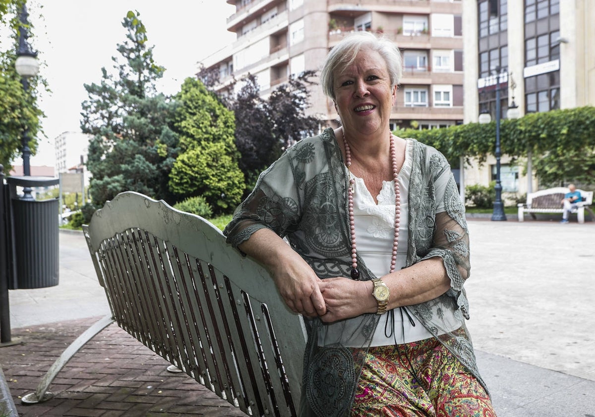 Blanca Rosa Gómez Morante, en la plaza de Pequeñeces de Torrelavega.