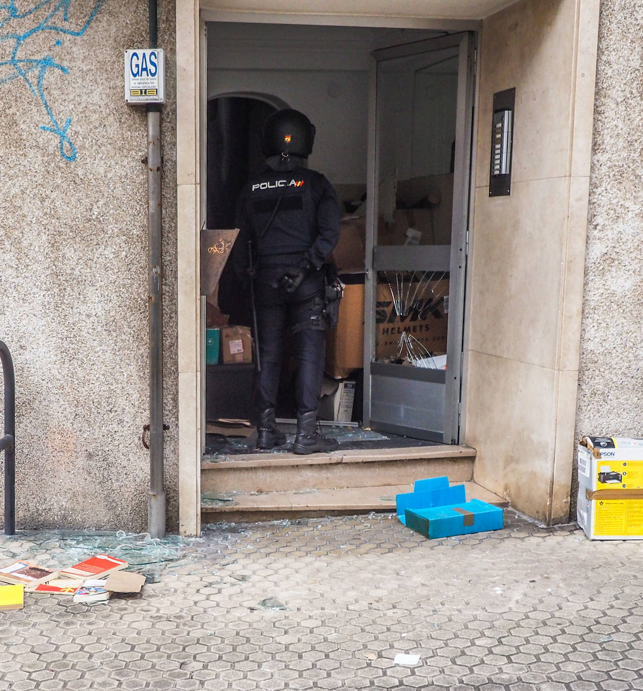 Los agentes tuvieron que romper la puerta del portal del número 7 de la calle León Felipe para consumar el lanzamiento