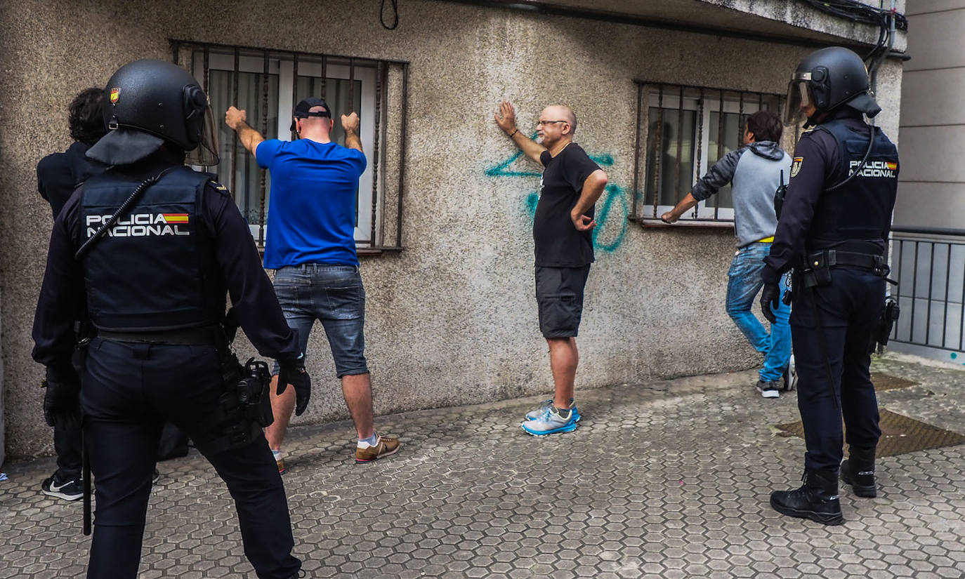 A la derecha, Roberto Mazorra, activista antidesahucios que ha sido desalojado hoy del lugar en que vivía desde 2018