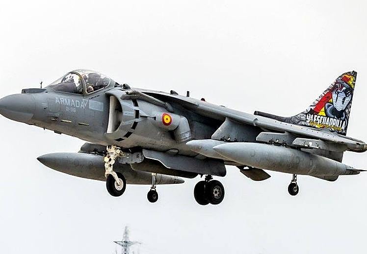 Imagen principal - Los Harrier durante su estancia en Santander. 