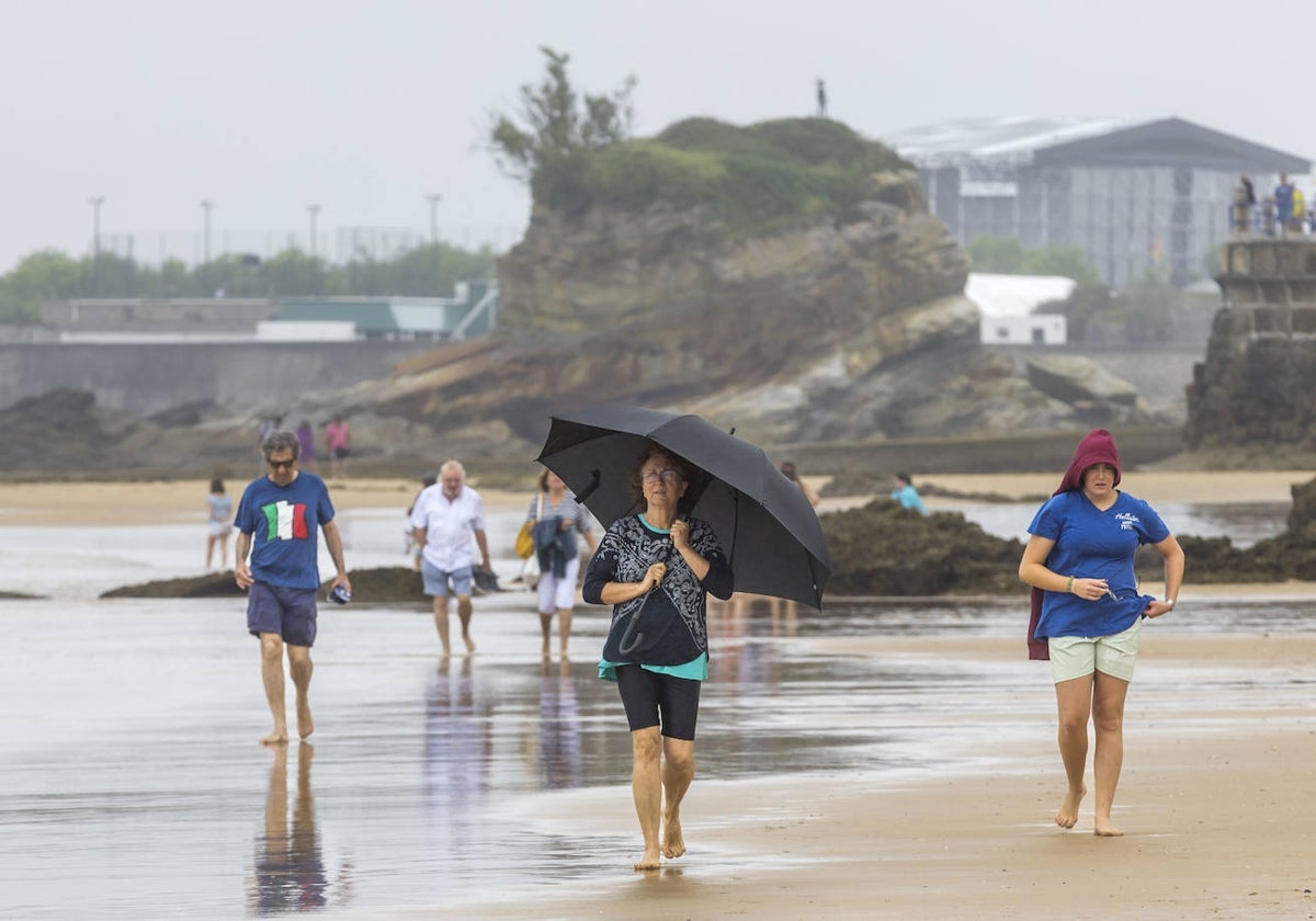 Los visitantes agradecen la tregua de altas temperaturas, aunque el veraneante quiere sol y playa.