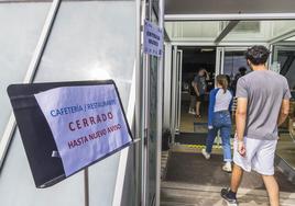 Cartel a las puertas del Museo Marítimo del Cantábrico que indica el cierre de la cafetería del último piso.