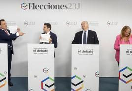 Uno de los choques entre el popular Félix de las Cuevas y el socialista Pedro Casares. En la imagen, también los candidatos Emilio del Valle (Vox) y Carmen Martín (Sumar).