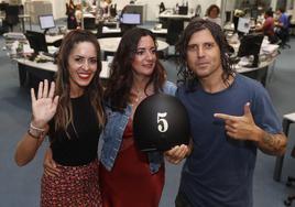 Rulo entrega el casco de moto a Ana Castillo en presencia de su hermana Mara.