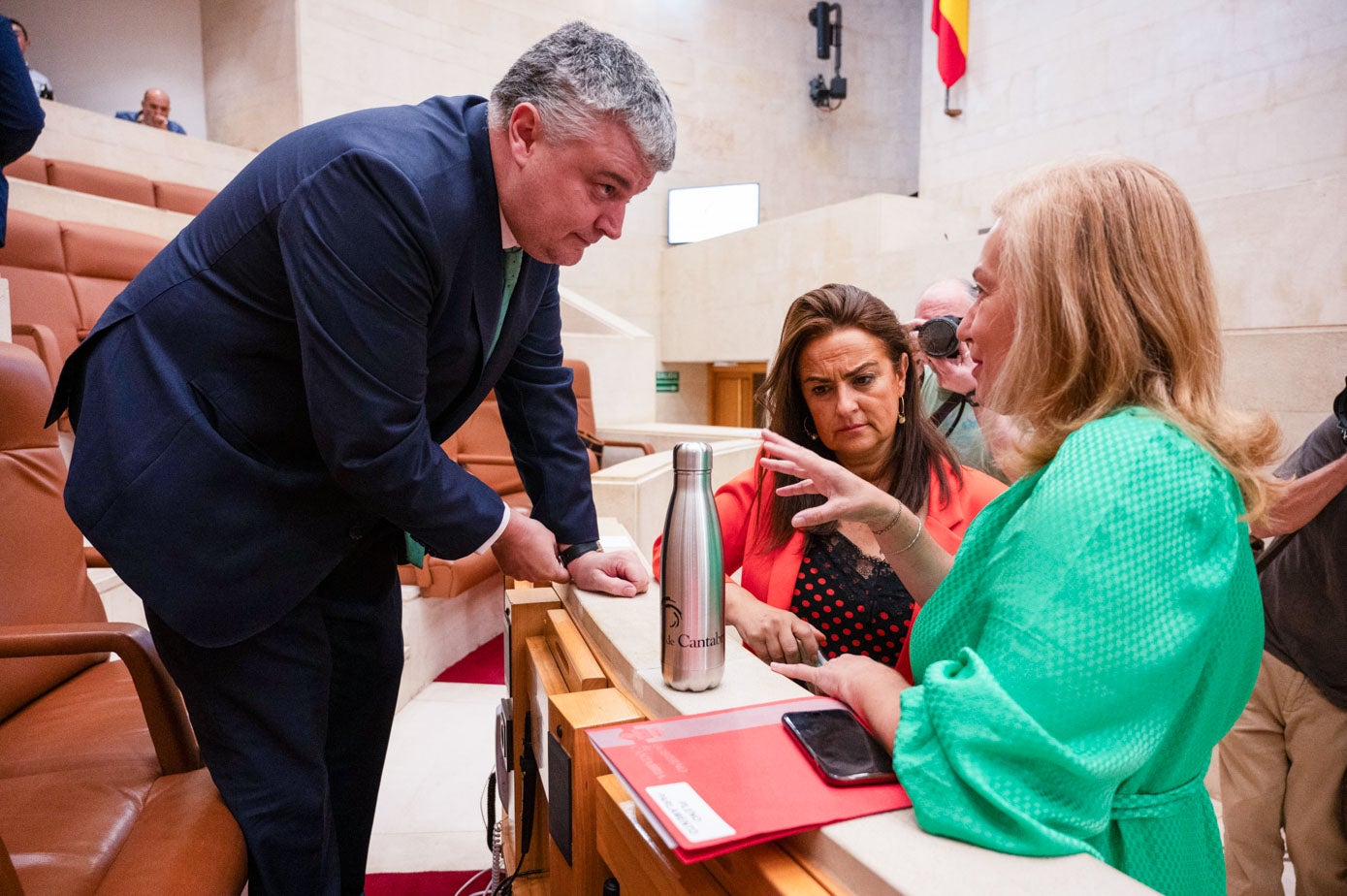 El consejero de Economía, Luis Ángel Agüeros, junto a la titular de Inclusión, Begoña Gómez del Río y María José González Revuelta, presidenta del Parlamento. 