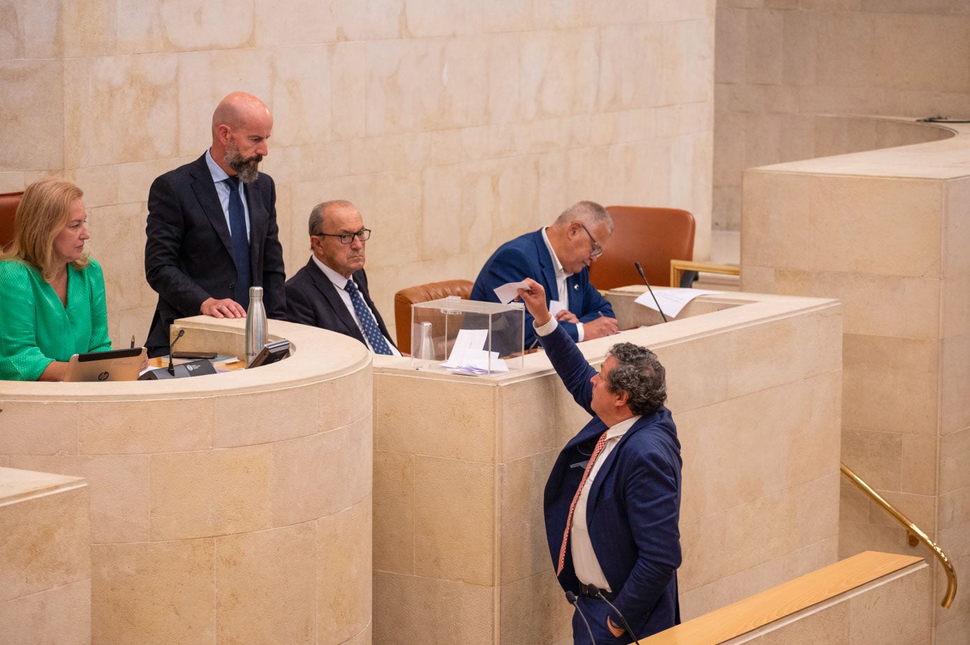 El diputado Íñigo Fernández, se vota a sí mismo antes de ser elegido senador autonómico. 